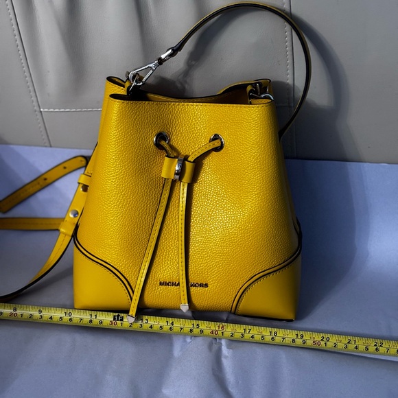 πMICHEAL KORS Vibrant Yellow Bucket Bagπ₯°πππππ - Picture 12 of 12